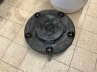 Rubbermaid brute afvalemmer op trolly - afbeelding 5 van  6