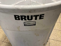 Rubbermaid brute afvalemmer op trolly - afbeelding 6 van  6