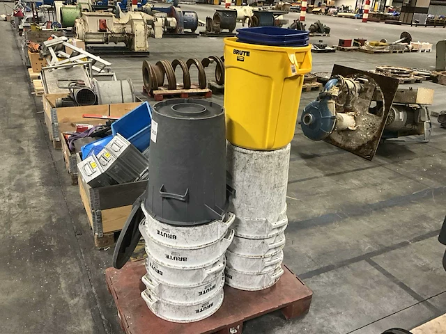 Rubbermaid brute emmer (11x) - afbeelding 1 van  4