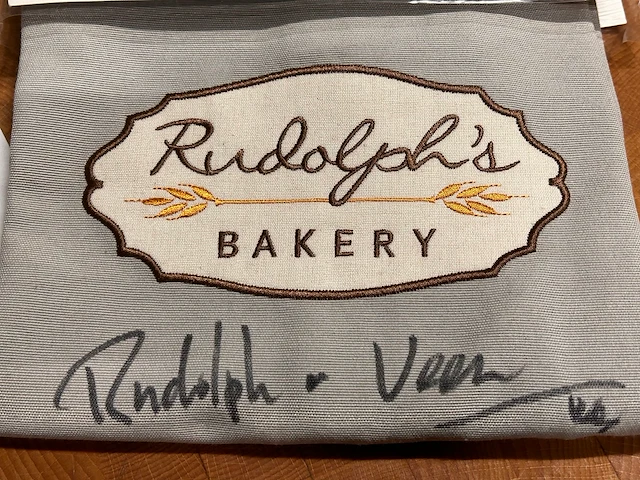 Rudolph's bakery - gesigneerd - keukenschort - afbeelding 2 van  2
