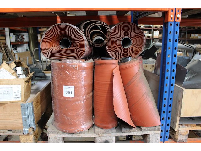 Ruim 10 rollen kilgoot koramic kora-teck. kleur rood. - afbeelding 1 van  1