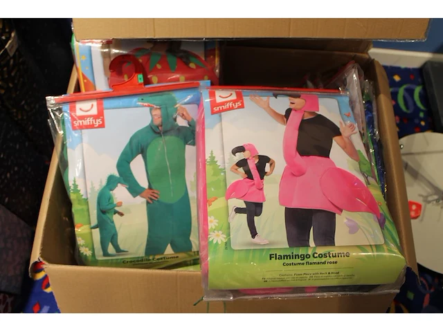 Ruim 100 carnavalskostuums voor volwassenen in diverse maten (m, l en xl) en uitvoeringen, w.o. hippie-, ei... - afbeelding 3 van  5