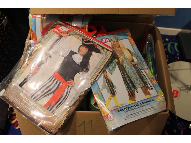 Ruim 100 carnavalskostuums voor volwassenen in diverse maten (m, l en xl) en uitvoeringen, w.o. hippie-, ei... - afbeelding 4 van  5