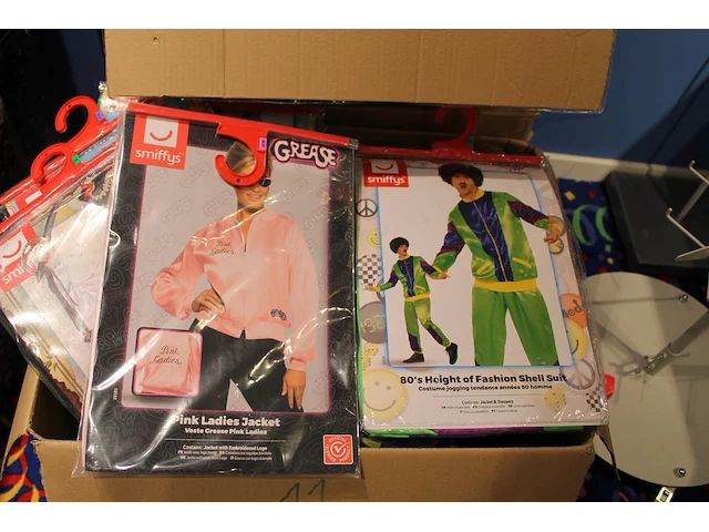 Ruim 100 carnavalskostuums voor volwassenen in diverse maten (m, l en xl) en uitvoeringen, w.o. hippie-, ei... - afbeelding 5 van  5