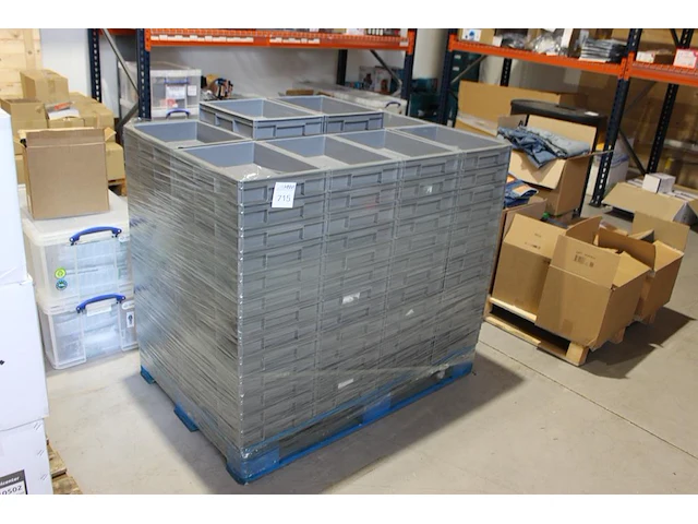 Ruim 100 kunststof stapelkratten met afmeting 40 x 30 x 7,5 cm. - afbeelding 1 van  3