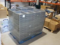 Ruim 100 kunststof stapelkratten met afmeting 40 x 30 x 7,5 cm. - afbeelding 1 van  3