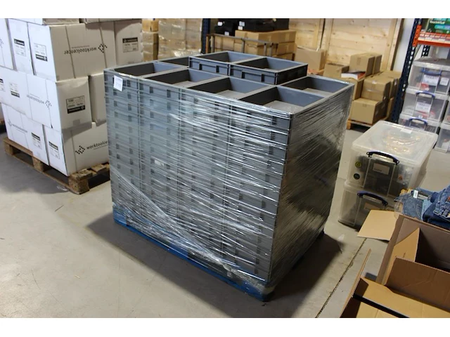 Ruim 100 kunststof stapelkratten met afmeting 40 x 30 x 7,5 cm. - afbeelding 2 van  3