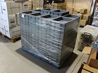 Ruim 100 kunststof stapelkratten met afmeting 40 x 30 x 7,5 cm. - afbeelding 2 van  3