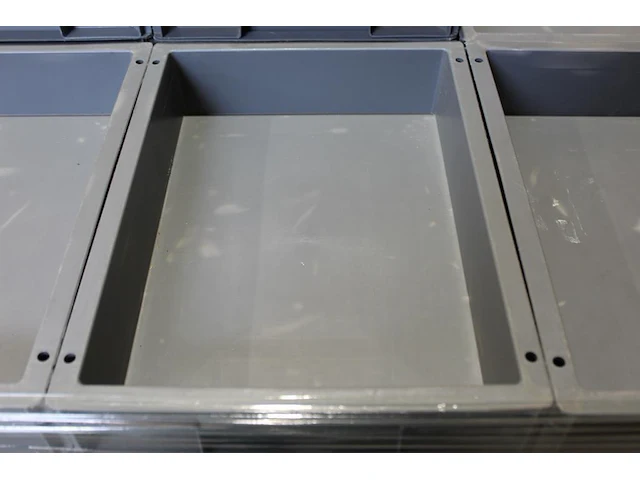 Ruim 100 kunststof stapelkratten met afmeting 40 x 30 x 7,5 cm. - afbeelding 3 van  3