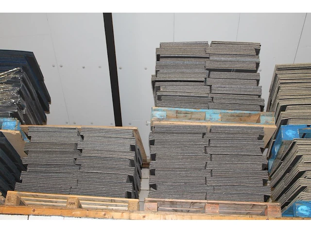 Ruim 1000 grijze tapijttegels op drie pallets. - afbeelding 1 van  2