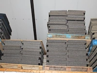 Ruim 1000 grijze tapijttegels op drie pallets. - afbeelding 1 van  2