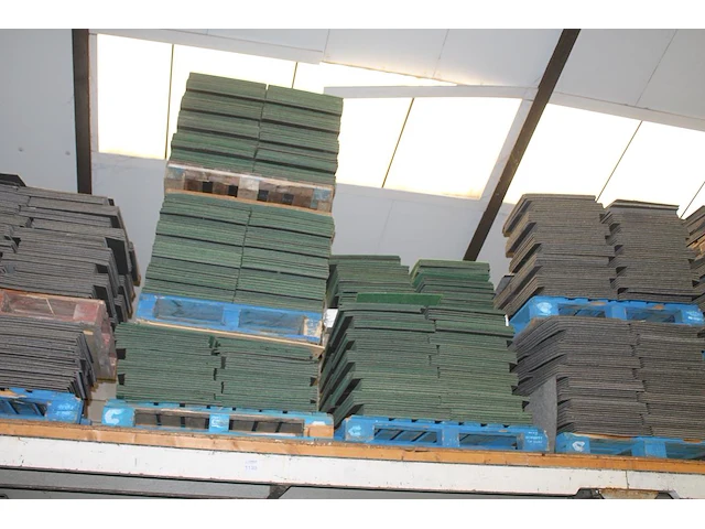 Ruim 1250 groene tapijttegels op vier pallets. - afbeelding 1 van  2