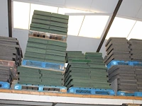 Ruim 1250 groene tapijttegels op vier pallets. - afbeelding 1 van  2