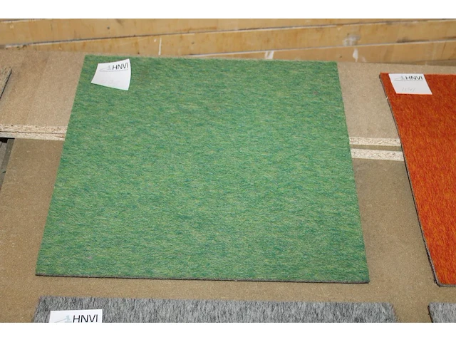 Ruim 1250 groene tapijttegels op vier pallets. - afbeelding 2 van  2