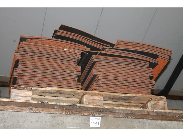 Ruim 140 oranje tapijttegels op een pallet. - afbeelding 1 van  2