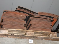 Ruim 140 oranje tapijttegels op een pallet. - afbeelding 1 van  2