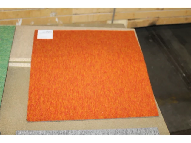 Ruim 140 oranje tapijttegels op een pallet. - afbeelding 2 van  2
