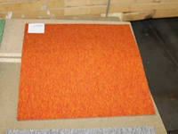 Ruim 140 oranje tapijttegels op een pallet. - afbeelding 2 van  2