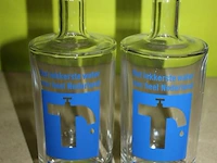 Ruim 15 waterkannen in kuststof krat. - afbeelding 2 van  2