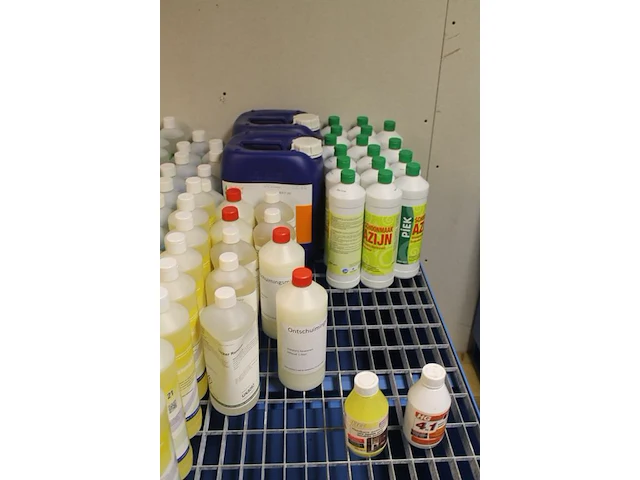 Ruim 150 flessen schoonmaakproducten waaronder vloerreiniger, sanitairreiniger, interieurreiniger, schoonma... - afbeelding 2 van  10