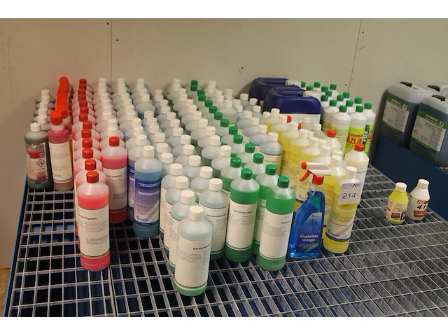 Ruim 150 flessen schoonmaakproducten waaronder vloerreiniger, sanitairreiniger, interieurreiniger, schoonma... - afbeelding 4 van  10