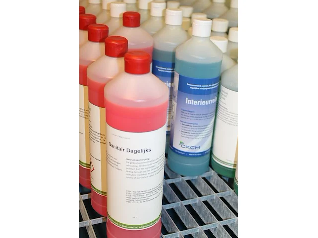 Ruim 150 flessen schoonmaakproducten waaronder vloerreiniger, sanitairreiniger, interieurreiniger, schoonma... - afbeelding 5 van  10