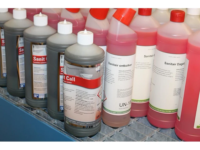 Ruim 150 flessen schoonmaakproducten waaronder vloerreiniger, sanitairreiniger, interieurreiniger, schoonma... - afbeelding 6 van  10