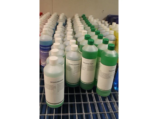 Ruim 150 flessen schoonmaakproducten waaronder vloerreiniger, sanitairreiniger, interieurreiniger, schoonma... - afbeelding 8 van  10