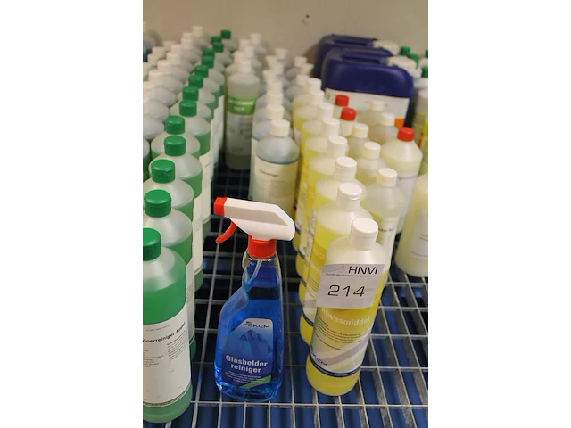 Ruim 150 flessen schoonmaakproducten waaronder vloerreiniger, sanitairreiniger, interieurreiniger, schoonma... - afbeelding 10 van  10