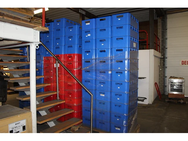 Ruim 150 stapelbare glaskratten. afmeting 74 x 39 cm. - afbeelding 1 van  3