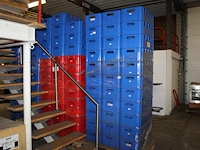 Ruim 150 stapelbare glaskratten. afmeting 74 x 39 cm. - afbeelding 1 van  3