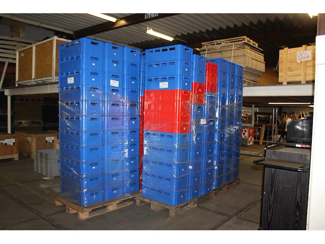 Ruim 150 stapelbare glaskratten. afmeting 74 x 39 cm. - afbeelding 2 van  3