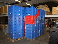 Ruim 150 stapelbare glaskratten. afmeting 74 x 39 cm. - afbeelding 2 van  3