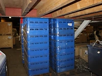 Ruim 150 stapelbare glaskratten. afmeting 74 x 39 cm. - afbeelding 3 van  3