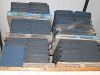 Ruim 1500 blauwe tapijttegels op vijf pallets. - afbeelding 1 van  2