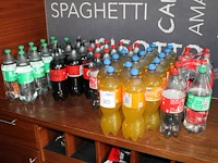 Ruim 160 flessen frisdrank w.o. cola, sinas en 7-up met houdbaarheidsdatum 29-6-25. - afbeelding 1 van  4