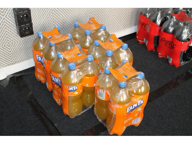 Ruim 160 flessen frisdrank w.o. cola, sinas en 7-up met houdbaarheidsdatum 29-6-25. - afbeelding 2 van  4