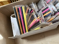 Ruim 20 pakjes van 5 kleurpotloden - afbeelding 1 van  3