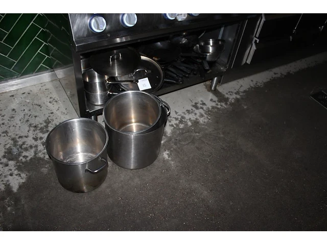 Ruim 20 pannen in diverse maten en uitvoeringen, waaronder soep-, steel- en bakpannen en diverse deksels. - afbeelding 1 van  3