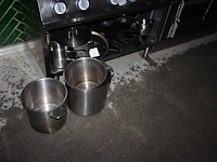 Ruim 20 pannen in diverse maten en uitvoeringen, waaronder soep-, steel- en bakpannen en diverse deksels. - afbeelding 1 van  3