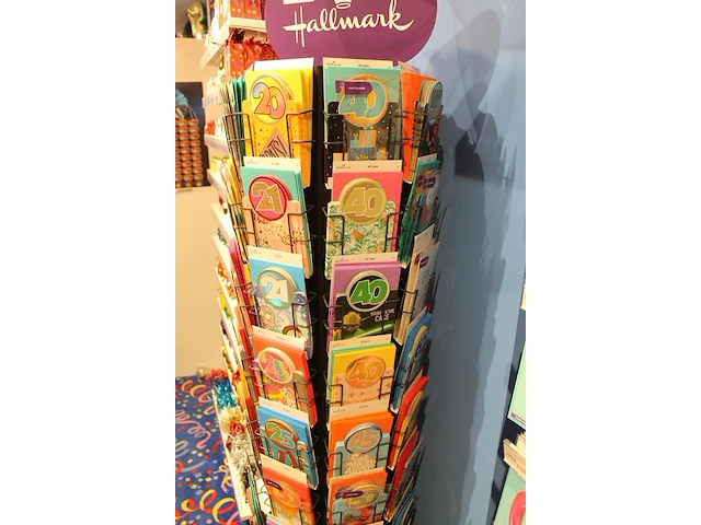 Ruim 250 verjaardagskaarten hallmark. let op! exclusief carrousel. - afbeelding 3 van  6