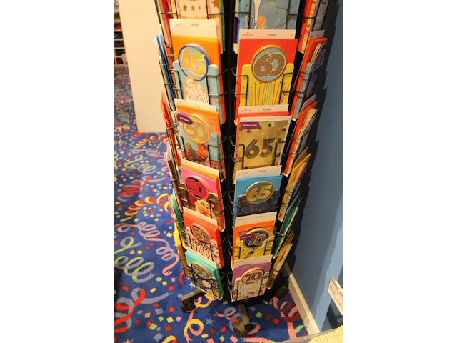 Ruim 250 verjaardagskaarten hallmark. let op! exclusief carrousel. - afbeelding 4 van  6