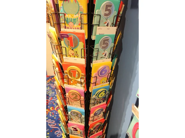 Ruim 250 verjaardagskaarten hallmark. let op! exclusief carrousel. - afbeelding 6 van  6