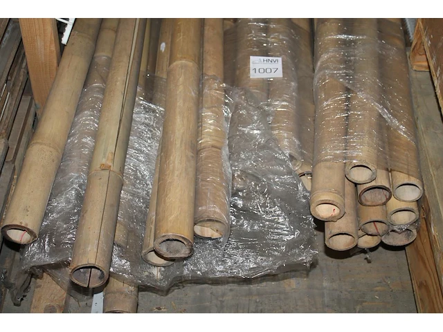 Ruim 30 bamboe palen, lengte circa 300 cm - afbeelding 1 van  2