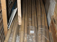 Ruim 30 bamboe palen, lengte circa 300 cm - afbeelding 2 van  2