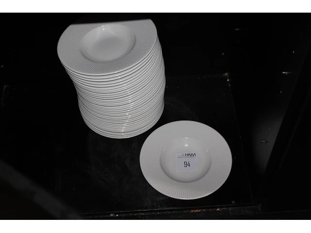 Ruim 30 diepe borden met doorsnede 28 cm. - afbeelding 1 van  3