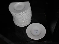 Ruim 30 diepe borden met doorsnede 28 cm. - afbeelding 1 van  3