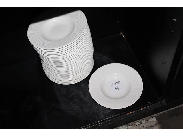 Ruim 30 diepe borden met doorsnede 28 cm. - afbeelding 2 van  3