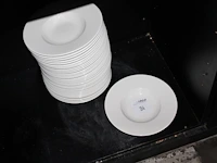 Ruim 30 diepe borden met doorsnede 28 cm. - afbeelding 2 van  3