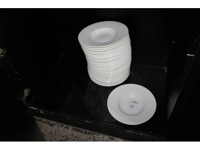 Ruim 30 diepe borden met doorsnede 28 cm. - afbeelding 3 van  3